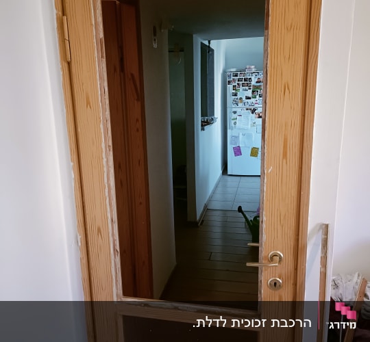 דלת עץ עם זכוכית חסרה בחלק העליון